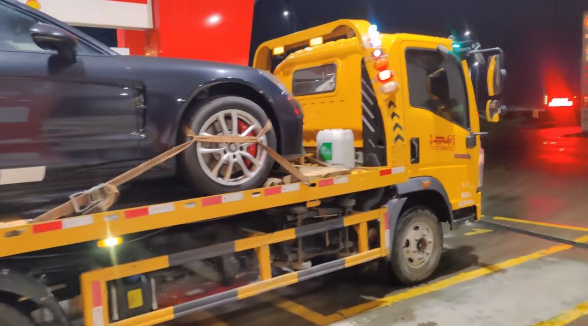 红河行车途中遇到突发状况该如何呼叫道路救援？